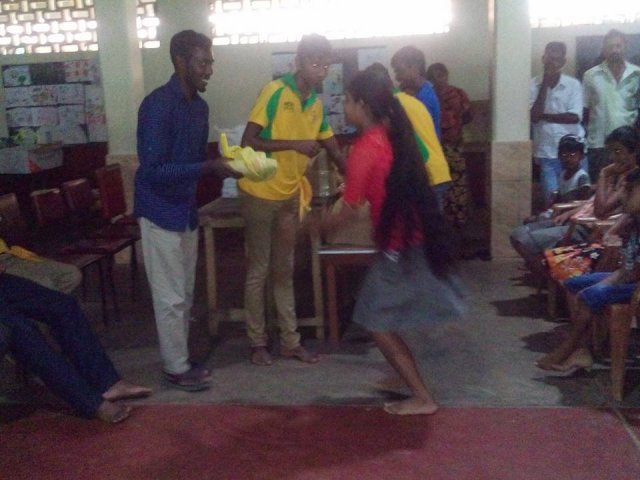 පාසල් උපකරණ ලබා දීම