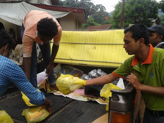 පාසල් උපකරණ ලබා දීම