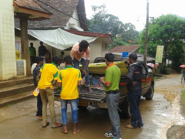 පාසල් උපකරණ ලබා දීම