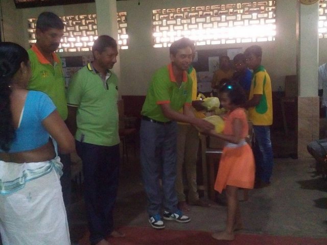 පාසල් උපකරණ ලබා දීම